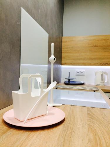 a white chair sitting on top of a kitchen counter at Piper Cytadela Apartament in Poznań