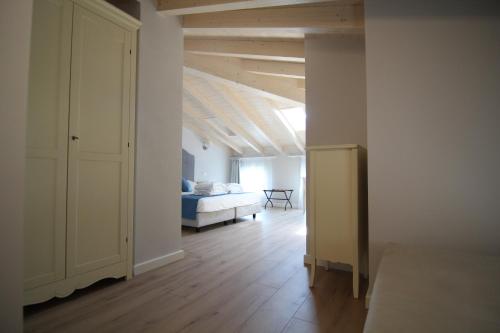 an empty room with a bed and a room with a closet at Spagnoi Rooms in Castelnuovo del Garda