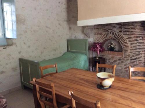 une salle à manger avec une table et un lit dans l'établissement Les vaulx, à Cour-Cheverny