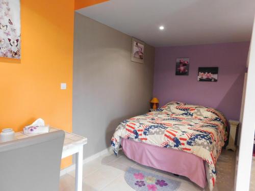 ein kleines Schlafzimmer mit einem Bett und einem Tisch in der Unterkunft villa les Pins in Mirabel-aux-Baronnies