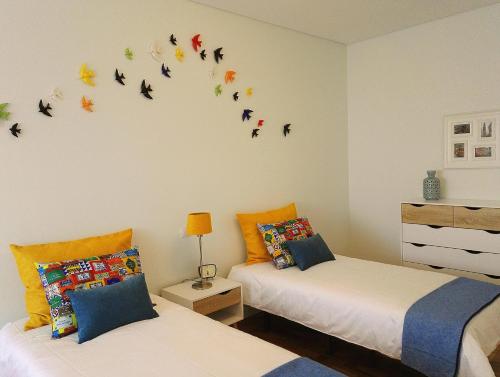 ヴィラ・ノヴァ・デ・ガイアにあるAlways Portoのベッドルーム1室(蝶が壁に描かれたベッド2台付)