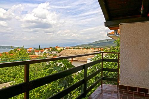 - un balcon offrant une vue sur la ville dans l'établissement Apartments Mira, à Gornji Karin