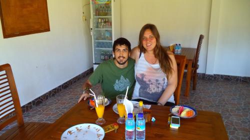 Un hombre y una mujer sentados en una mesa en G Two Cottages, en Gili Air
