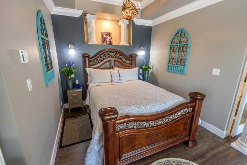 Postel nebo postele na pokoji v ubytování Brookside Inn Boutique Hotel