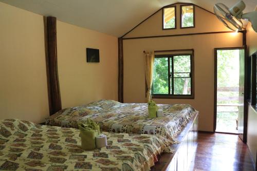 - une chambre avec un lit et une fenêtre dans l'établissement Cave Lodge, à Pang Mapha