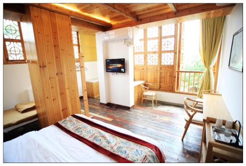 Tongli Begonia Flowers Guesthouseにあるテレビまたはエンターテインメントセンター