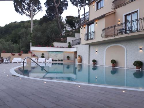 Swimmingpoolen hos eller tæt på Hotel La Vue d'Or