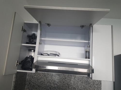 - un réfrigérateur vide avec une porte ouverte dans la cuisine dans l'établissement Morros City - Frente al mar, à Carthagène des Indes