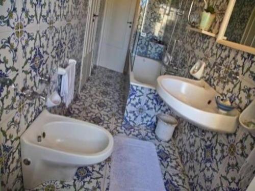 La salle de bains est pourvue d'un lavabo, de toilettes et d'un bidet. dans l'établissement Cefalù Cathedral Palace, à Cefalù