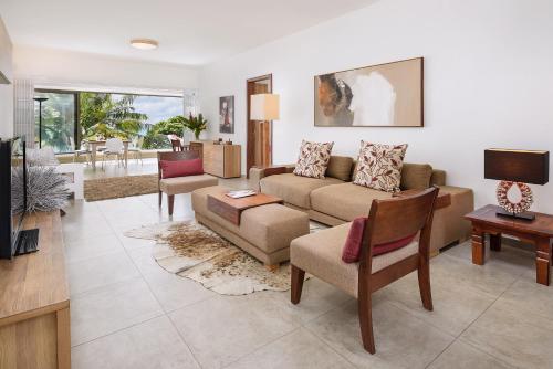 Area soggiorno di Pearly Sands - Beachfront Deluxe Apartment