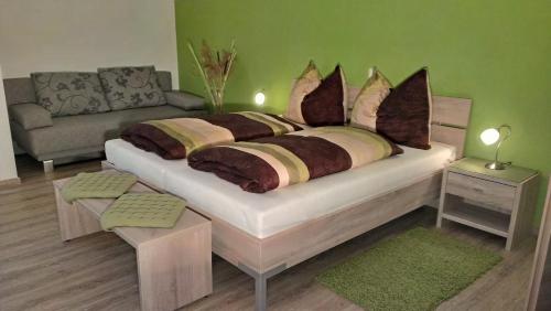 ein Schlafzimmer mit großem Bett und Couch in der Unterkunft Weingut Wagner in Leodagger