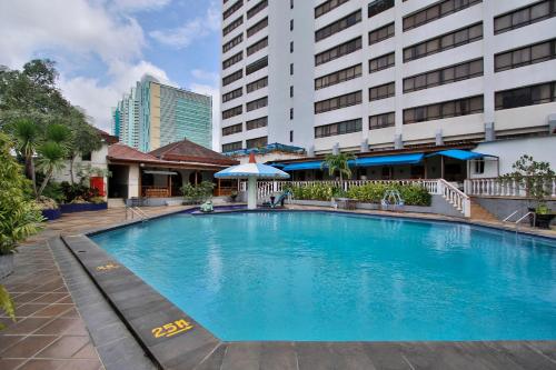 uma grande piscina em frente a um edifício em Jayakarta Hotel Jakarta em Jakarta