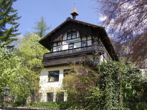 ein Gebäude mit einem Kreuz darüber in der Unterkunft Gästehaus Rübezahl in Bad Hofgastein