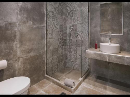スカラ・ソティロスにあるNamare Luxury Apartmentsのバスルーム(シャワー、トイレ、シンク付)