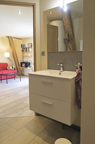une salle de bain avec un lavabo et un miroir dans l'établissement La Closerie, à Marcenay