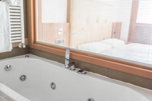 Bilik mandi di Hotel Baia Verde