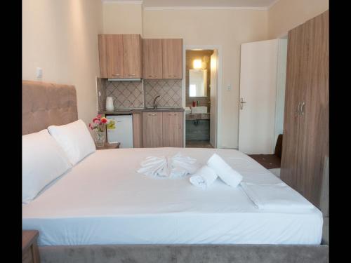 A bed or beds in a room at Namare Luxury Apartments
