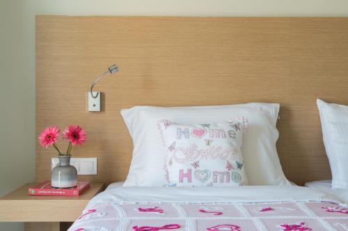 Een bed of bedden in een kamer bij Sundance Apartments & Suites