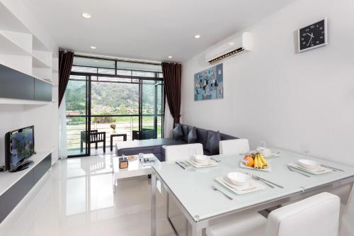 Televisyen dan/atau pusat hiburan di Kamala Regent Phuket Condotel
