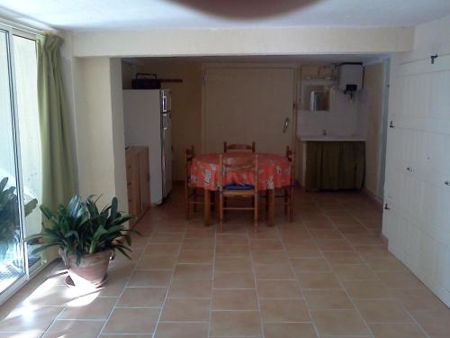 une pièce avec une table et des chaises dans une cuisine dans l'établissement Chambre pour cyclistes au Mt Ventoux, à Le Barroux