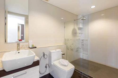Bilik mandi di Kamala Regent Phuket Condotel