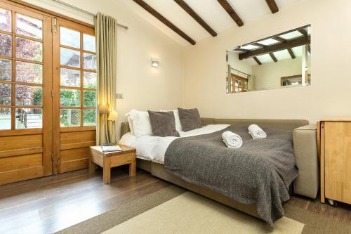 una camera da letto con un letto e uno specchio a parete di Apartment Mazot Loppe a Chamonix-Mont-Blanc