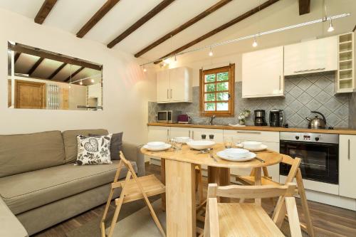 una cucina e un soggiorno con tavolo e divano di Apartment Mazot Loppe a Chamonix-Mont-Blanc