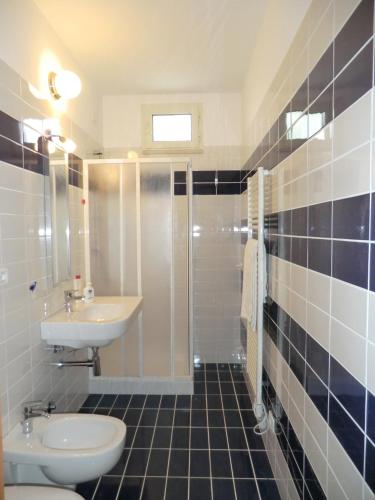 bagno con 2 servizi igienici, lavandino e doccia di Villa Il Melograno a Vasto