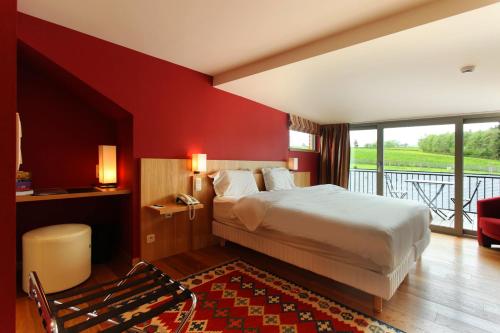 Un ou plusieurs lits dans un hébergement de l'établissement Hotel des Bains & Wellness Spa Nuxe