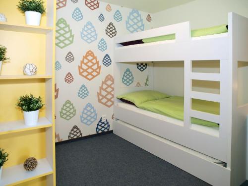 リプノ・ナト・ヴルタヴォウにあるApartmány Pinie Lipnoのベッドルーム1室(二段ベッド、緑のシーツ付)