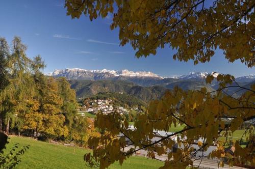 vista su una città con montagne sullo sfondo di Sole Luna a Paderno