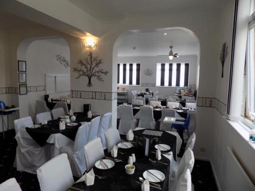 A restaurant or other place to eat at The Lorron 