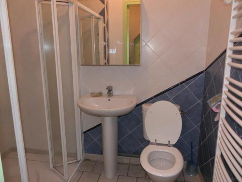 La salle de bains est pourvue de toilettes et d'un lavabo. dans l'établissement Ideal pour une pause, à Saint-Georges-sur-Cher