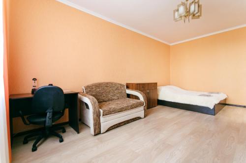 タンボフにあるApartment PrezentHaus Karla Marksa 175k3のデスク、椅子、ベッドが備わる客室です。