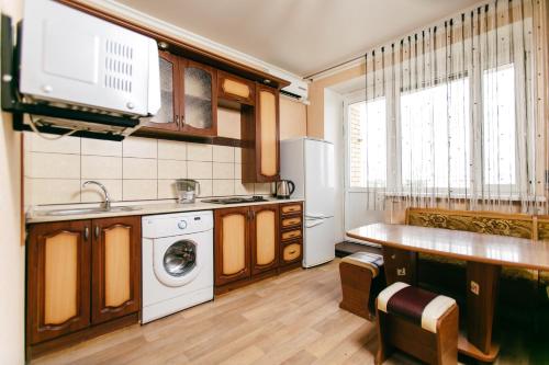 タンボフにあるApartment PrezentHaus Karla Marksa 175k3のキッチン(シンク、洗濯機付)