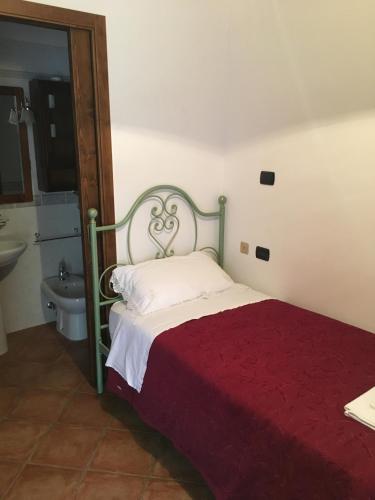 a small bedroom with a bed and a sink at Appartamenti e Camere Il Poggio di D'Angeli Lidia in Auditore