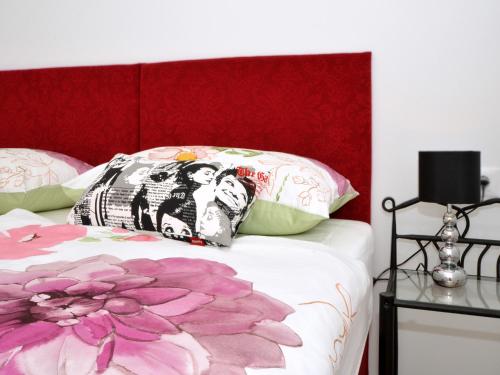 - un lit avec une tête de lit rouge et des oreillers dans l'établissement Luxury apartment Marionik, à Split