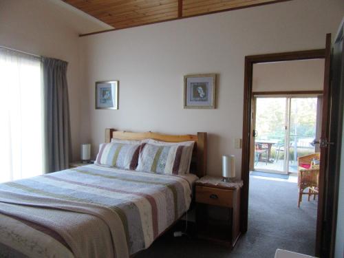 una camera con letto e porta di accesso a un patio di Sherwood View Accommodation a Latrobe