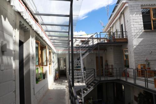 a stairway leading into a building with a pool at Fengma Feiyang Hostel in Lhasa