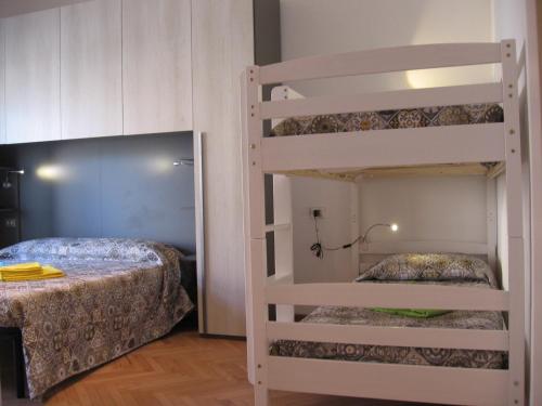 ミラノにあるAppartamento Pasteurのベッドルーム1室(二段ベッド2組、ベッド1台付)