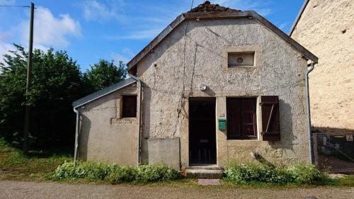 un vieux bâtiment situé sur le côté d'un bâtiment dans l'établissement Maison Individuelle Les Templiers, à Bure-les-Templiers