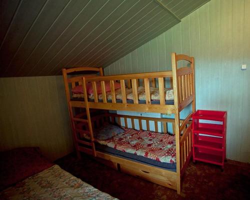 two bunk beds in a corner of a room at Schronisko młodzieżowe w Jabłonkach in Jabłonki
