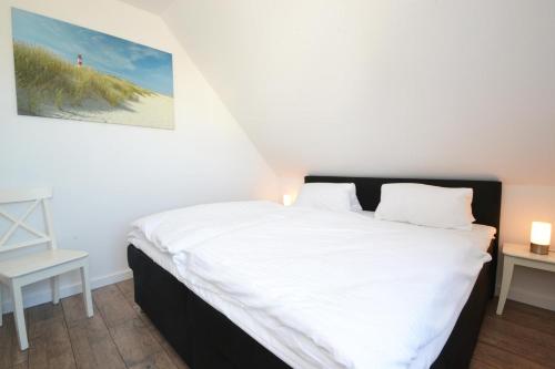1 dormitorio con 1 cama con sábanas blancas en Waldsiedlung DHH MeerSeenSucht en Korswandt