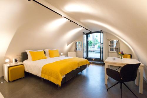 
a hotel room with a bed and a desk at Hotel Oudegracht in Utrecht
