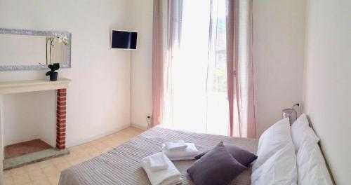 una camera da letto con un letto e due asciugamani di Orchidea in Centro a Como
