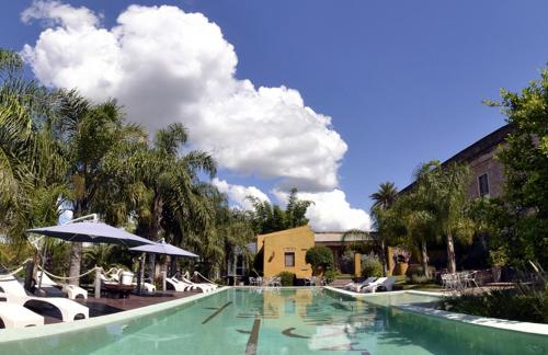 Swimming pool sa o malapit sa Hotel La Cautiva de Ramirez