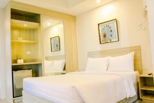 Кровать или кровати в номере Mabolo Royal Hotel
