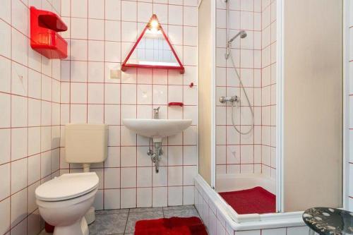 a bathroom with a toilet and a sink at RügenHerz Piratenhaus in Parchtitz