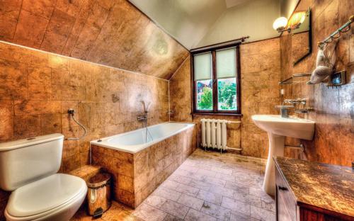Ένα μπάνιο στο Apartamenty EverySky - Willa Grota