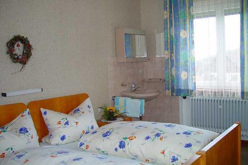 1 dormitorio con cama y lavamanos en Gasthaus und Pension Hintere Höfe, en Freiamt